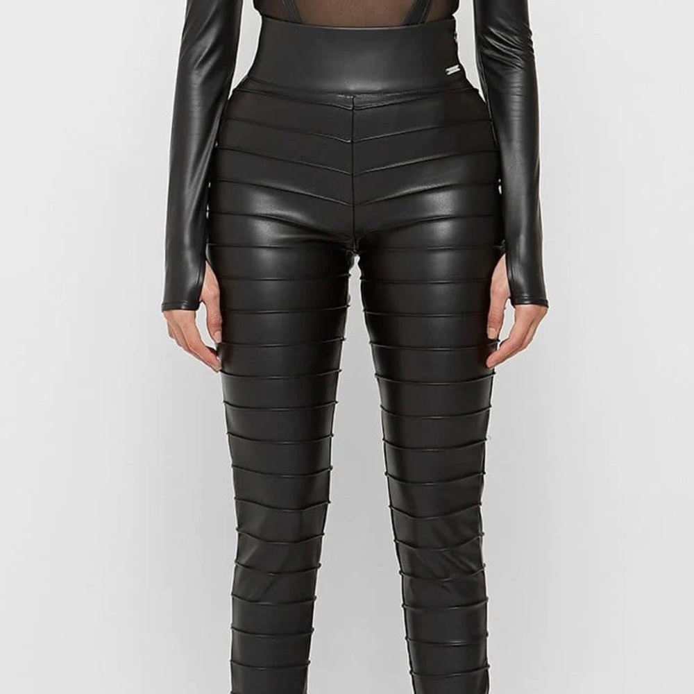 Maniere De Voir Black Ribbed Vegan Leather Leggings US 4